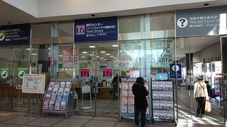 旅行センターの奥にあります