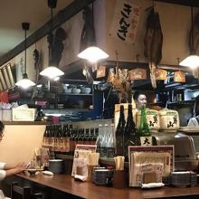 店内はにぎわってました。