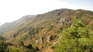 奇岩とモミジと街と海を一望できます