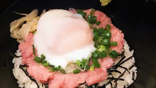 立ち食い風な丼モノ店。