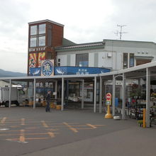 正面の建物は、「魚河岸　岩木屋」という鮮魚店です。