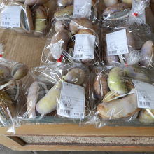 アケビもありました。7個も入って￥250円です。