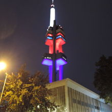白・赤・青にライトアップされた塔