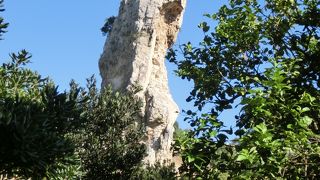 古代の石切り場を利用した庭園