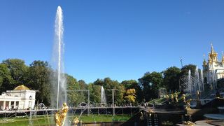 宮殿前の噴水のある