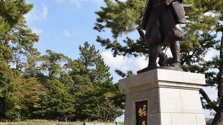 大手門前の大きな像