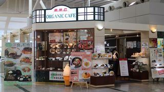 メニュー豊富な空港のカフェ