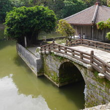 中之島の弁財天堂を繋ぐ橋です