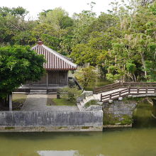 中之島側は石段になっています