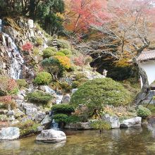 庭園と「岩浪」と「寿宝山」と呼ばれる滝と背景の山です