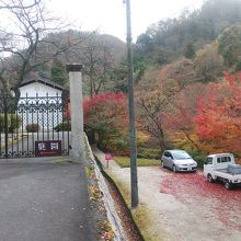 正面が桜井家庭園入口です