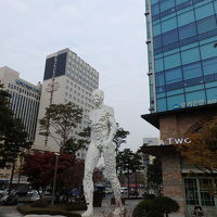 通りを挟んだ前のビル。パン屋さんが入っています。