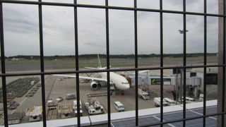 飛行機が飛び立っていきます