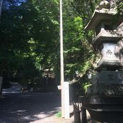 日露戦争の陸海軍の英雄の銅像が設置されている