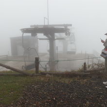 電話で確認している人は私達を担当するガイドさんです。