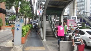 警備員が立っていました