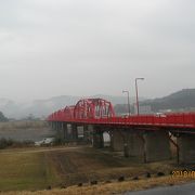 車の行きかう下流の橋