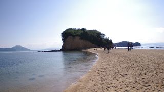 白い砂の道が現れる人気スポット