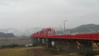 車の行きかう下流の橋