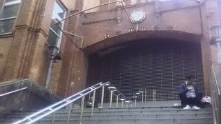 日比谷公会堂の歴史的な建物がある。