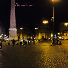 このポポロ広場から白い記念堂がみえます。まっすぐの道。
