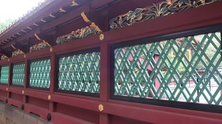 動植物の彫刻が見事