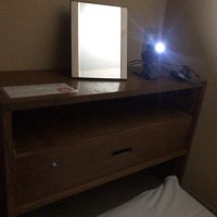 ベッドサイドの棚と鏡、ライト