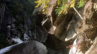 不思議な岩のトンネル