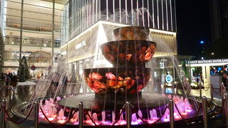 ホテルの目の前がパビリオンの裏だった