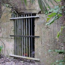 入り口は鉄のフェンスで塞がれています