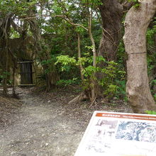 説明盤の横に狭い通路があります