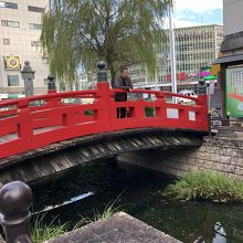 橋の下には流れこそしませんが川がつくられています。