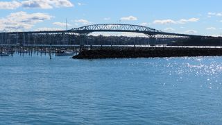 港町オークランドのシンボル的な橋