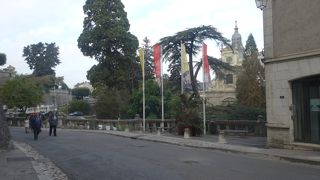 駅からは離れています。