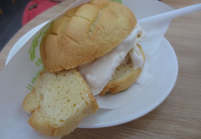 モモ カフェ メロンパン アイス