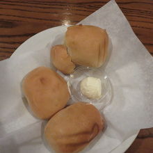 最初に出で来る温めたパンとサワークリーム　食べ過ぎに注意