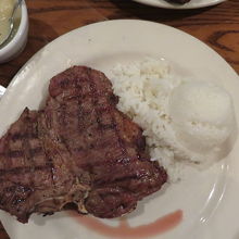 付け合わせも変わりスチームライスを選択　やはりステーキ最高