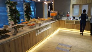 エコノミーはこのラウンジ、ビジネスはブルーリボンラウンジ