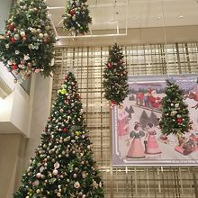 本館玄関のクリスマスツリー( ^-^)ノ∠※。.:*:・'°