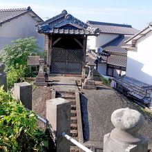 16世紀の尾越の板碑が中にある