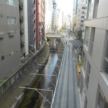 新しく今年９月にオープンした渋谷ストリームビルの脇に顔を出す