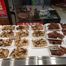 珍しいウツボの唐揚げと鯨の竜田揚げを食べました。