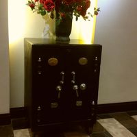 ロビーには重厚に金庫が鎮座