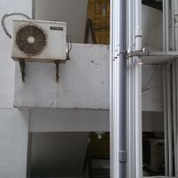 窓の向こうは民家のドア　カーテン開けられない・・・