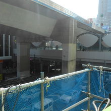 渋谷駅からは、東横線ホーム跡の屋内通路で246を越えて入る