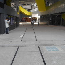 ２階のメインモールのは、広い通路に２本のレール跡を再現
