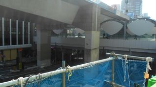 渋谷駅との接続部分はまだ工事中だが、旧東横線ホームを彷彿とさせるモール。