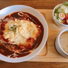 うずら何個使ったんだろうという、贅沢なトロトロオムライス