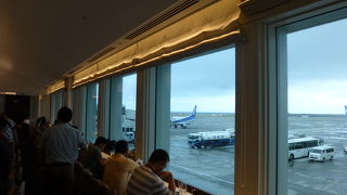 狭くて混雑が激しく、快適性に欠けています