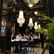 大人の雰囲気の素敵な店内。ただし、席数は多くありません